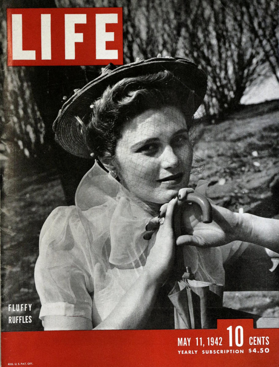 Life magazine. Журнал Life Германия 1936. Фото журнала Life. Журнал Life в магазине. Дама журнал лайф.