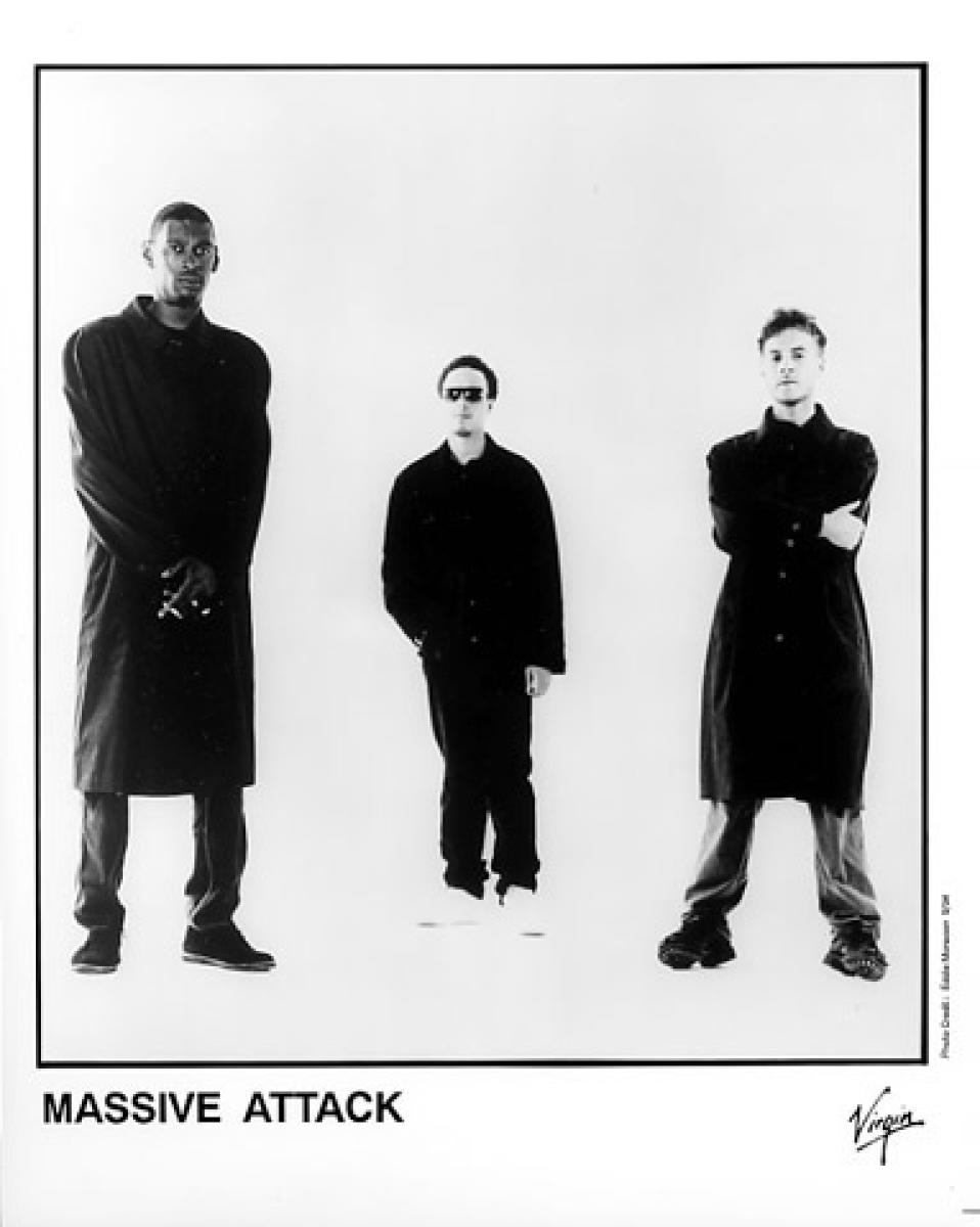 Attack safe. Группа massive attack. massive attack концерт. эдди монсон.